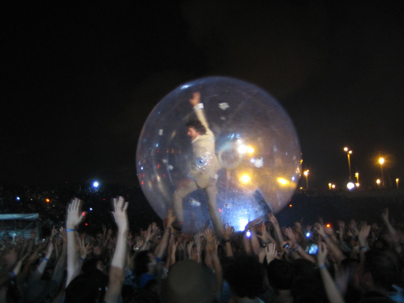 Wayne Coyne gehört zu den Menschen, die sich gerne in einer Luftblase übers Publikum tragen lassen
