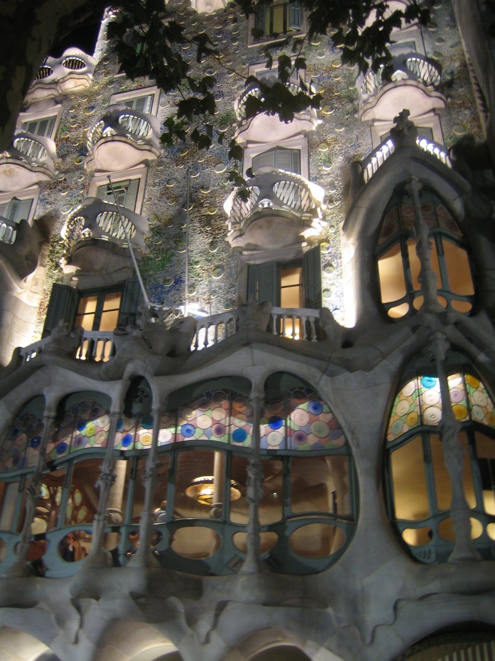 Vor allem nachts scheinen Gaudís Bauten wie aus dem Märchenwald
