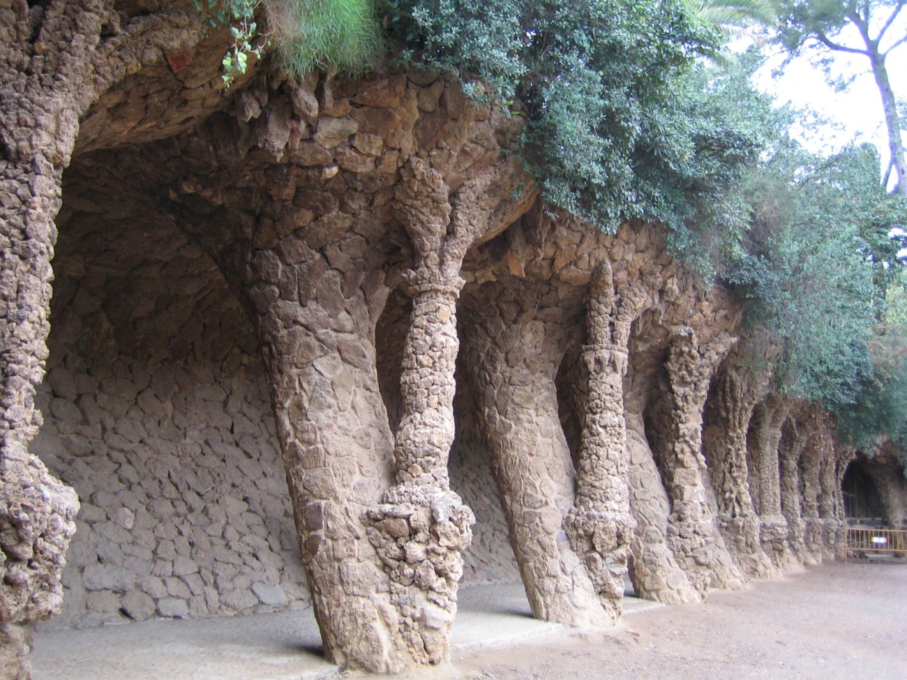 Natürliche Schlichtheit: Gaudís Säulenlandschaft im Parc Güell