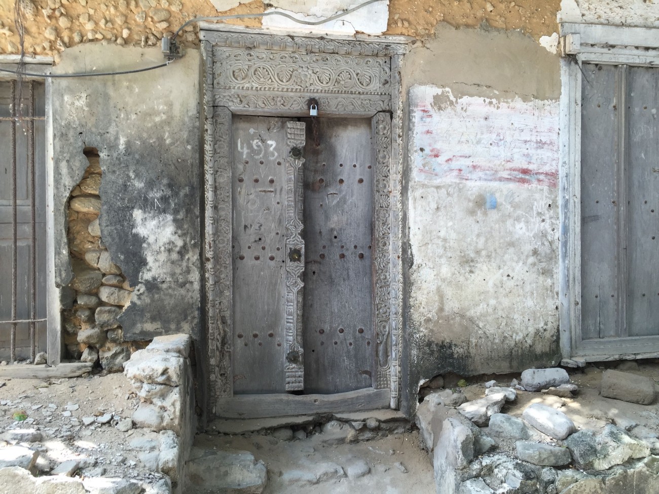 Die geschnitzten Holztüren, für die Stonetown berühmt ist, sind auch in Bagamoyo zu sehen