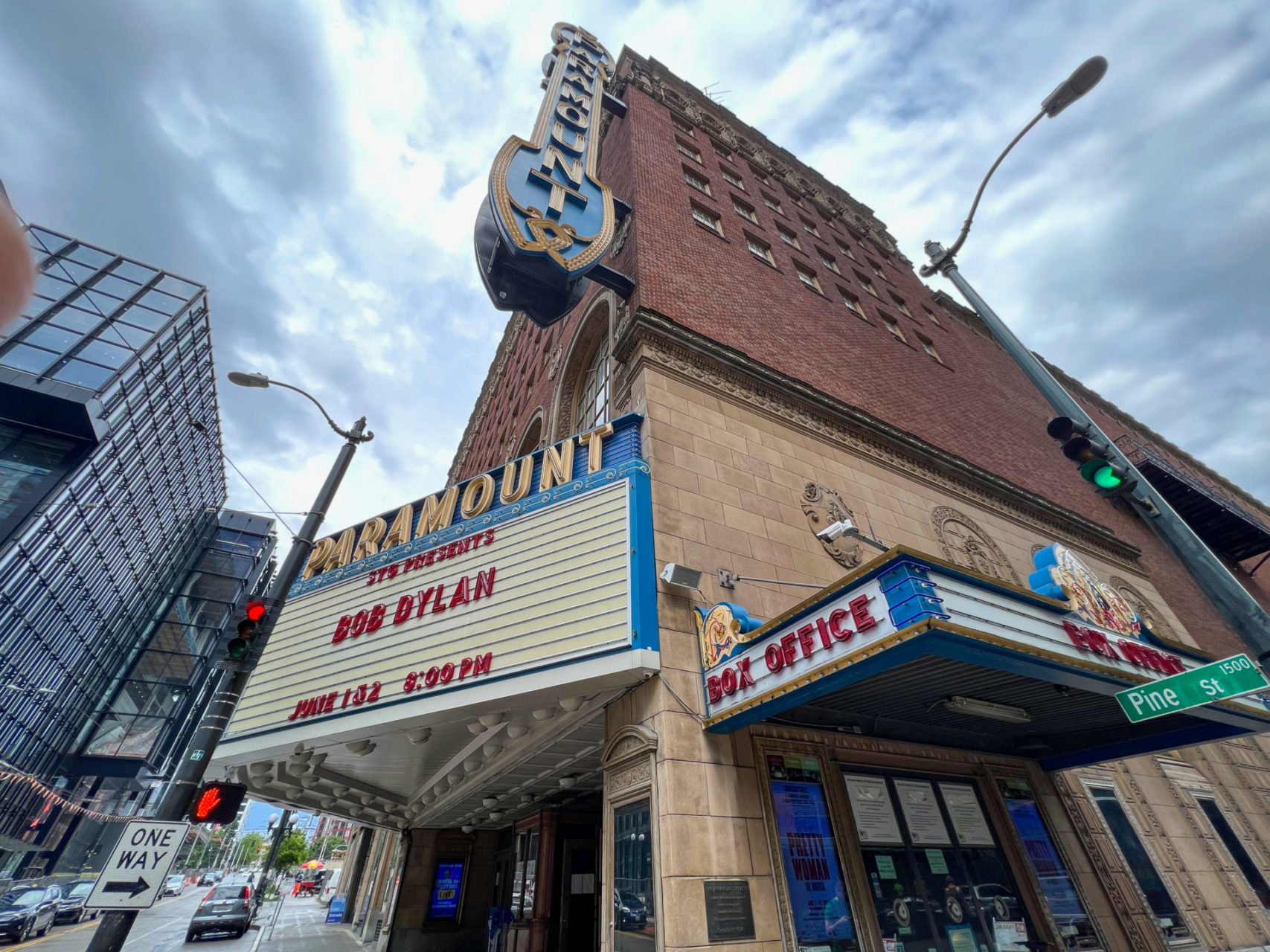 Fassade des Paramount Theatre in Seattle mit Schriftzug für Bob Dylan