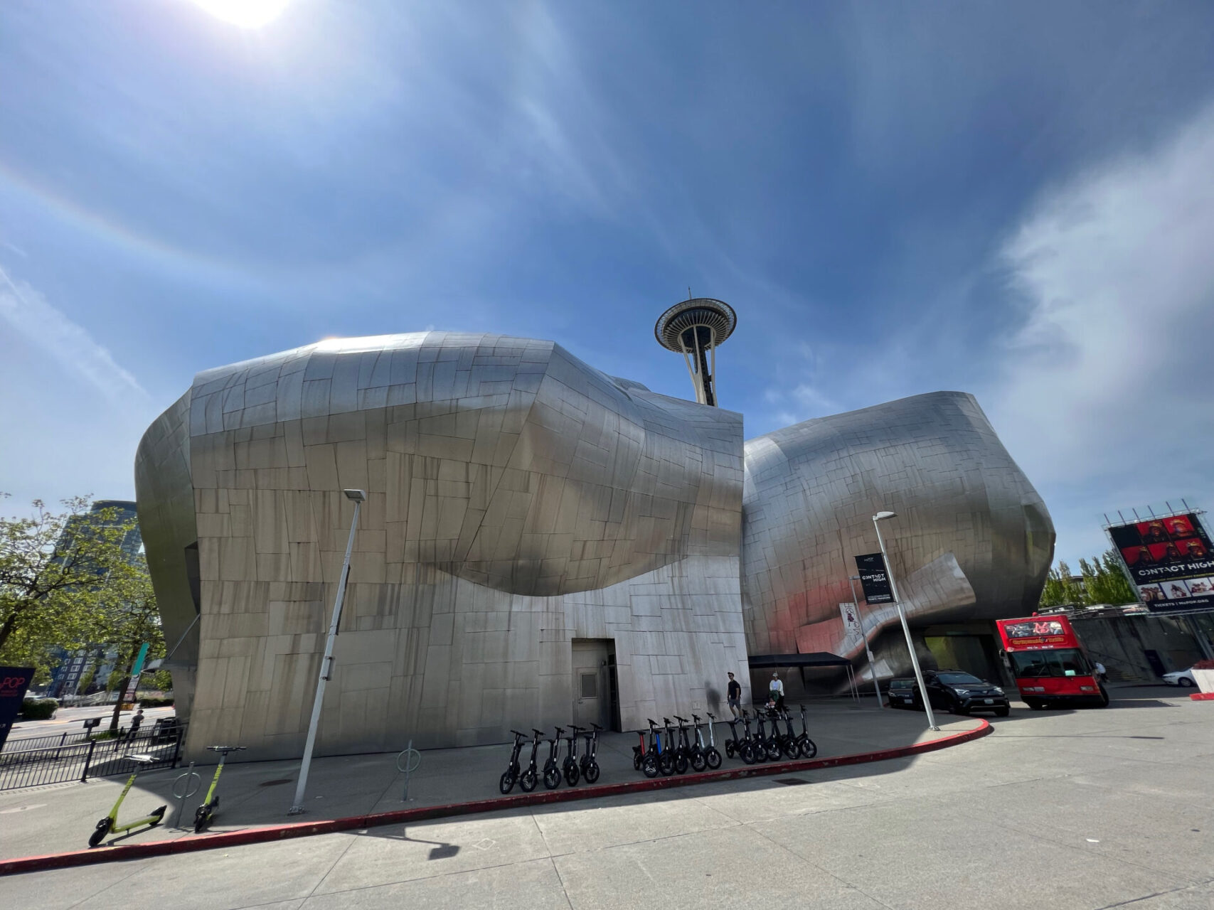 Das von Frank O. Gehry erbaute Museum of Popular Culture in Seattle mit der Space Needle