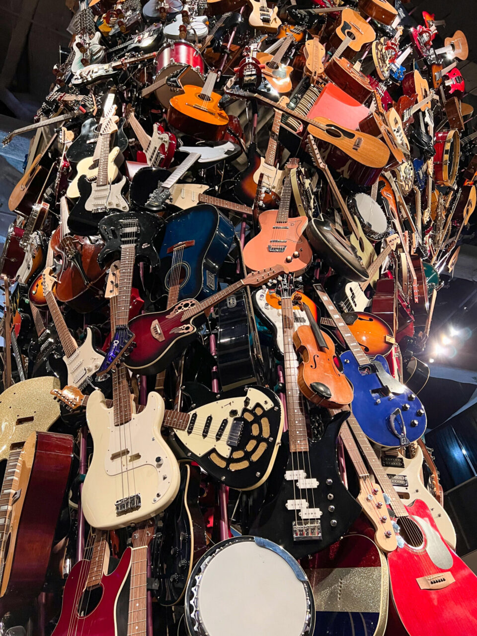 Skulptur aus Gitarren im Museum of Popular Culture in Seattle