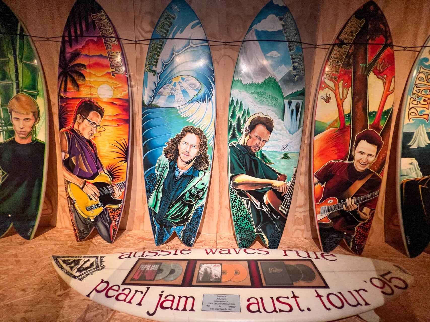 Surfbretter mit den Mitglieder von Pearl Jam im Museum of Popular Culture in Seattle