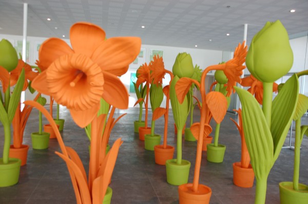 Blumen sind groß in Flevoland - auch im Foyer des Rathauses. (Bild: Ralf Johnen)
