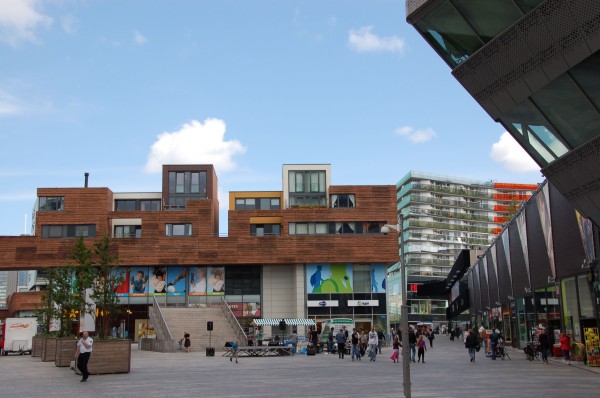 Hybride Architektur: In Rem Koolhaas' Zitadelle stehen die Town-Houses direkt auf dem Shopping-Center. (Bild: Ralf Johnen)