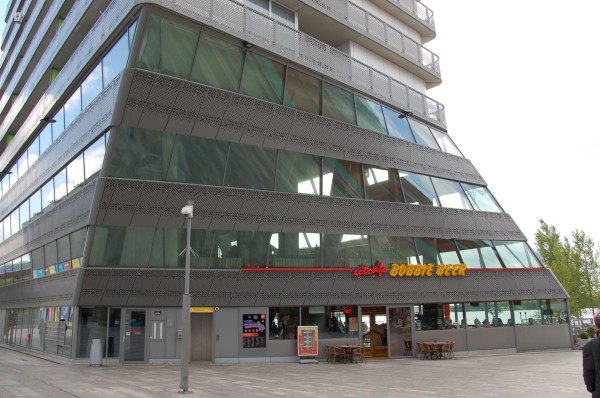Verdrehter Grundriss: Bürohaus im neues Zentrum von Almere (Bild: Ralf Johnen)
