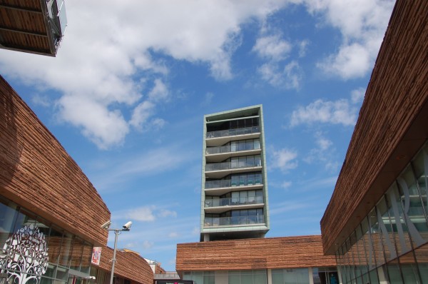 Ein vertikaler Solitär mit Appartements überragt die vertikale Mall (Bild: Ralf Johnen)