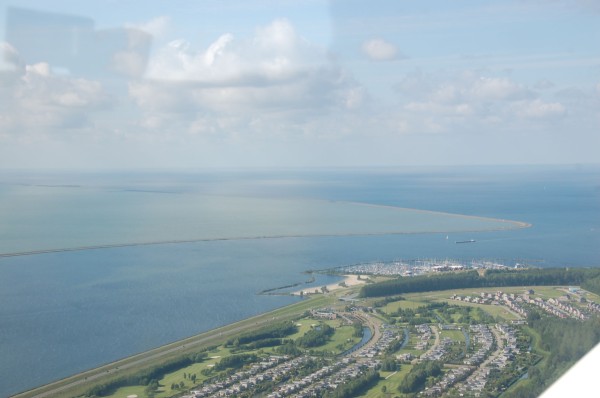Farbschattierung: Der Hafen von Lelystad und dahinter der Houtribdijk, der das Ijsselmeer in zwei Wasserwelten teilt
