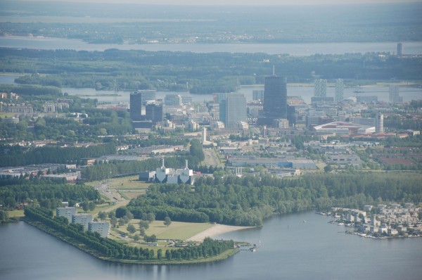 Almere ist zur fünfgrößten Stadt der Niederlande geworden - mit eigener Skyline. Schon in 20 Jahren sollen hier 300 000 Menschen leben.