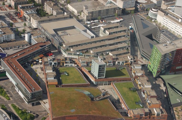 Warum nicht einfach mal auf dem Dach der Shopping-Mall ein paar Town Houses bauen? Das hat sich Rem Koolhaas in Almere gedacht - schließlich ist Wohnraum knapp in Holland.