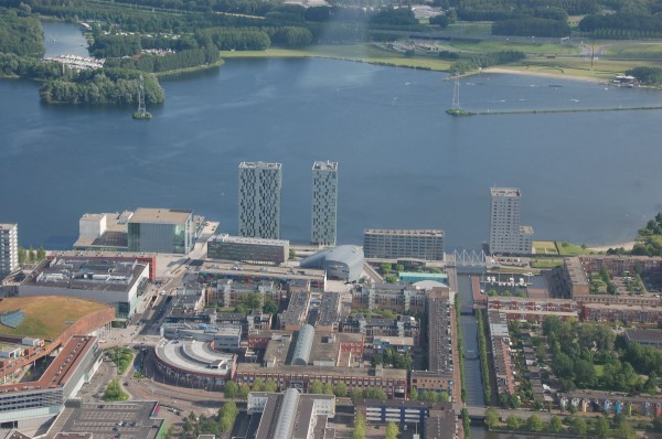 Almere-Stad mit den Hochhäusern von F. J. van Dongen am Weerwater