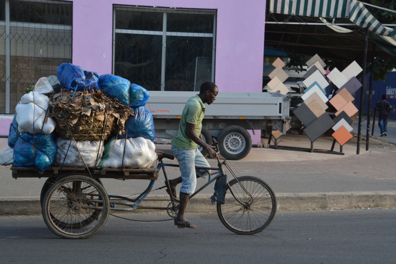 Abenteuer Straßenverkehr: Ein radelnder Händler in Daressalam
