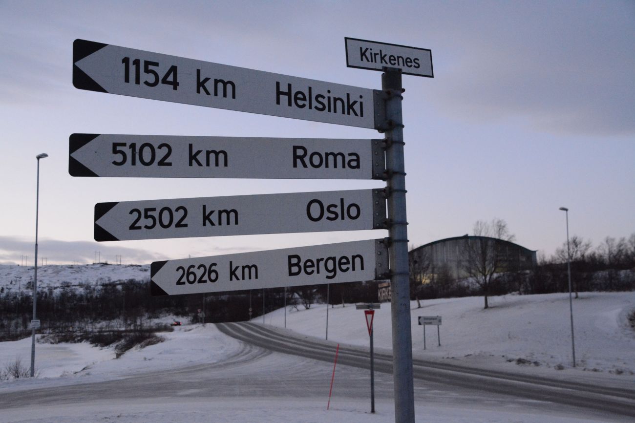 Von Kirkenes nach Bergen sind es 2626 Kilometer. Ein Schild weist auch den Weg nach Rom