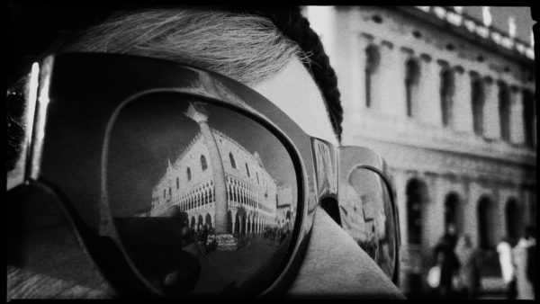 Der Dogenpalast in Venedig spiegelt sich in einer Sonnenbrillle