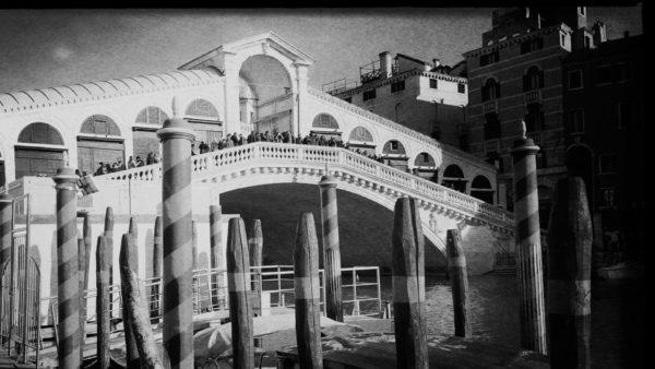 Rialtobrücke in Venedig mit vielen Besuchern