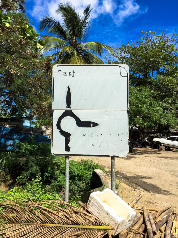 Pitons, St. Lucia, Verblasste Schilder