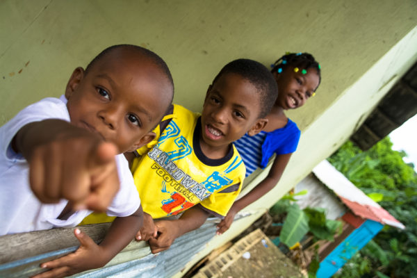 Neugierige Kids beobachten die Besucher im karibischen Bergdorf, St. Lucia