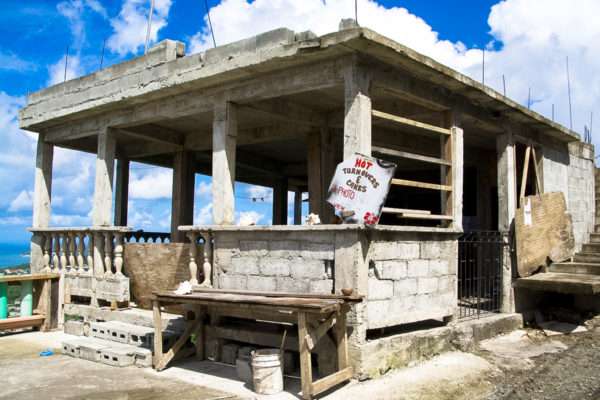 Vernachlässigtes Bauwerk im Hochland von St. Lucia