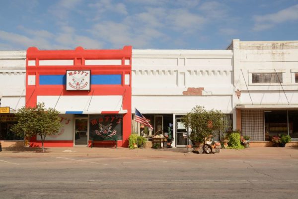 Verlassene Main Street mit verrammelten Geschäften in Erick, Oklahoma