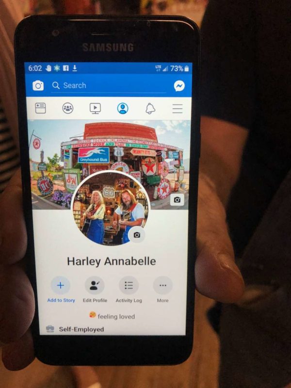Handy-Display mit Foto von Route-66-Ikone Harvey Russell mit seiner Frau Annabelle