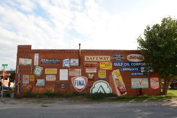 Vintage-Schilder auf einer Hauswand in Erick, Oklahoma, an der Route 66