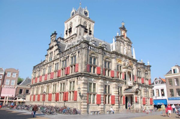 Das historische Rathaus in Delft im Stile der Renaissance