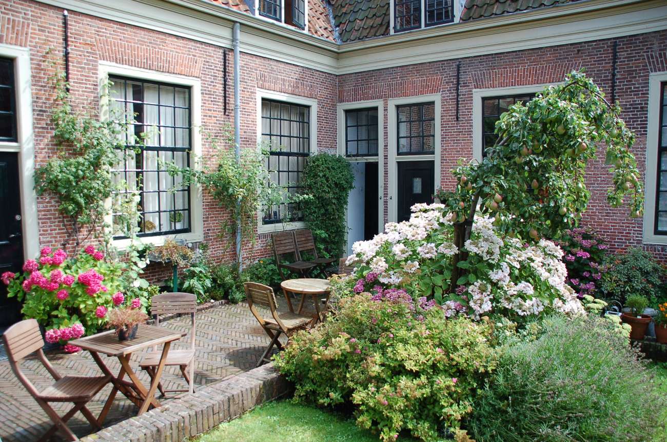 Historische Hofanlage in Leiden mit kleinen Häuschen