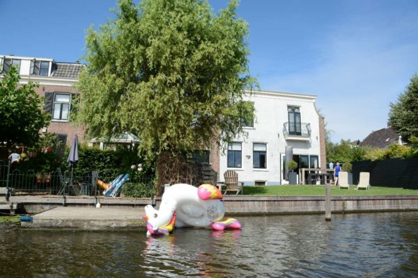Gekentertes Einhorn Floatie auf der Vecht in Holland