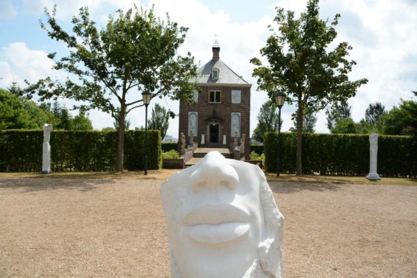 Landsitz Huygens Hofwijck in Voorburg mit Skulptur im Vordergrund