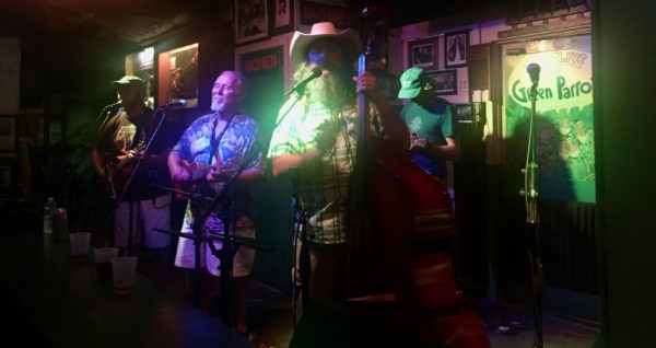 Eine Bluegrass-Band auf der Bühne von Key Wests bester Bar, The Green Parrot