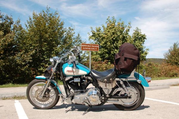 Hooper Bald Trailhead in North Carolina Tennessee mit Motorrad Harley Davidson