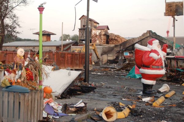 Weihnachtsmann auf einem verbrannten Parkplatz in Pigeon Forge