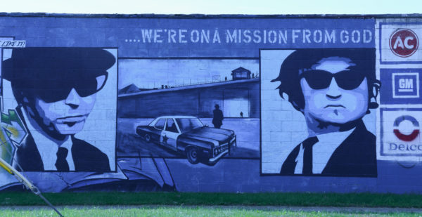 Ein Wandgemälde mit Jake und Elwood Blues in Joliet im US-Bundesstaat Illinois