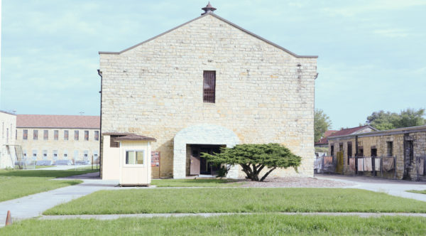 Innenhof des alten Staatsgefängnisses von Illinois mit Wächterhaus und Zeder