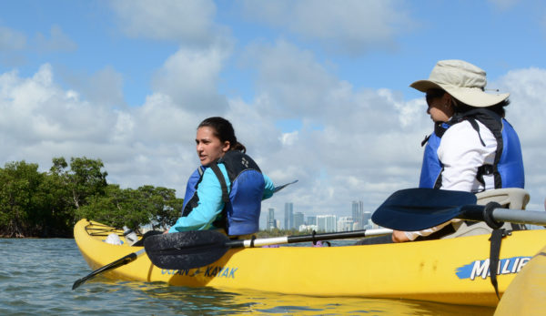 Zwei Naturführerinnen im Kanu mit Blick auf Miami und die Mangroven