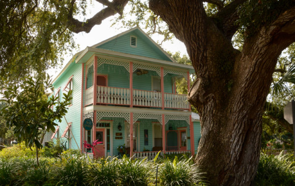Wohnhaus mit Holzveranda und Wacholderbaum auf Cedar Key in Florida