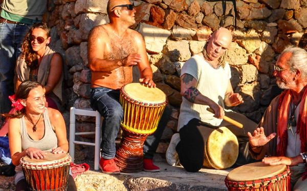 Trommeln im Sonnenuntang: Hippies in der Cala Benirras auf Ibiza