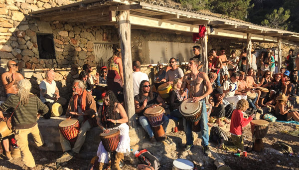 Jeden Sonntag zum Sonnenuntergang trommeln die Hippies in der Cala Benirras für ein bessere Leben.