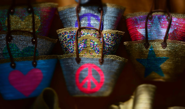 Liebe und Frieden als Taschenmotiv auf Ibiza