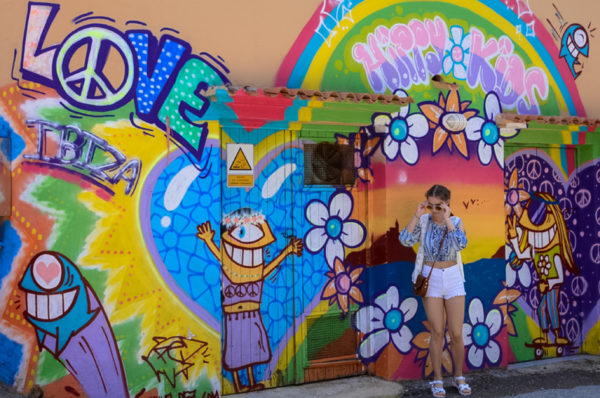 Hippie-Mädchen vor Street Art auf Ibiza