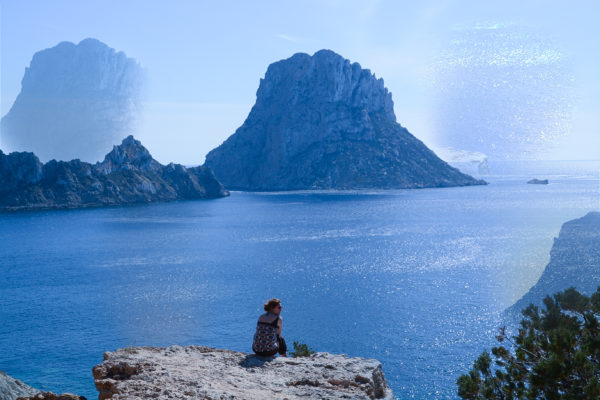 Doppelter Felsen Es Vedra auf Ibiza mit Meer und Frau