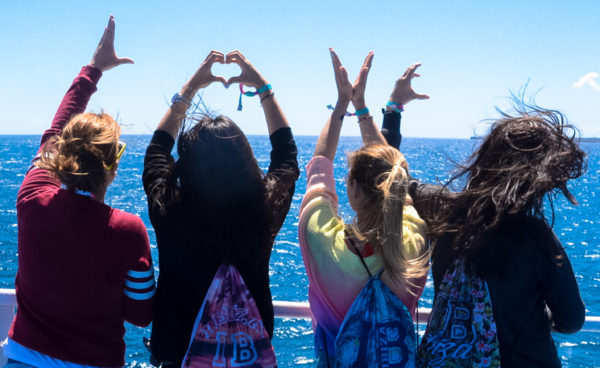 Mächen zeigen, was sie für Ibiza empfinden: Love