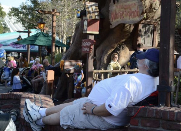 Ein Mann nimmt sich eine Auszeit in Disney World in Orlando Florida