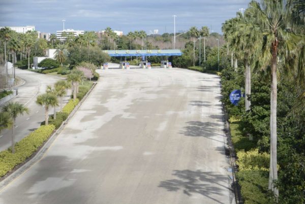 Welcome: Riesige leere Zufahrtstraße zu den Themenparks der Universal Studios in Zentralflorida
