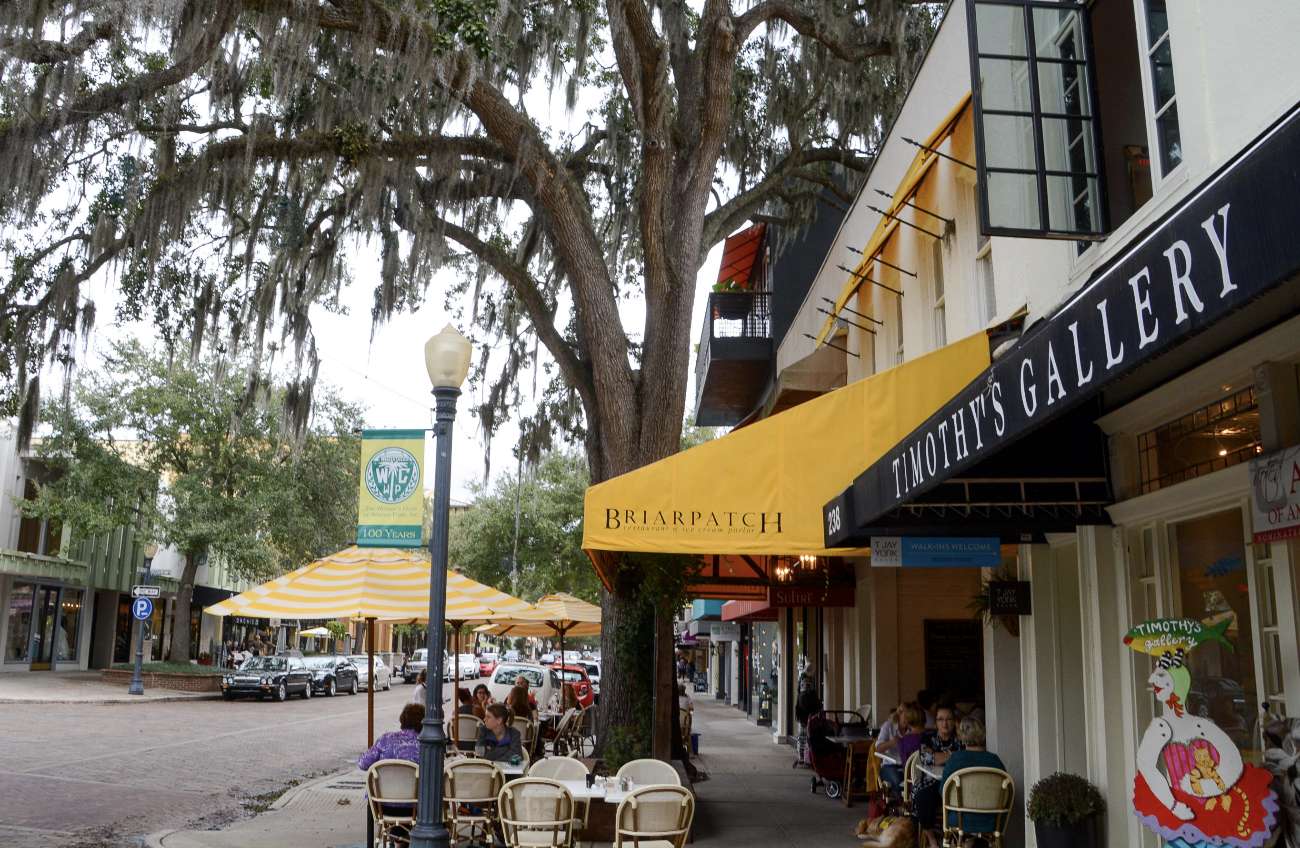 Park Avenue in Winter Park ist der schönste Stadteil von Orlando mit Straßencefés und altem Baumbestand