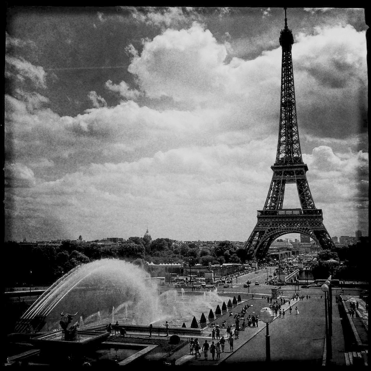 Schwarzweiss-Foto des Eiffelturm beim Stop-over in Paris 