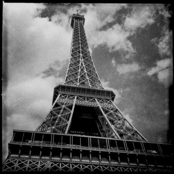 Der Eiffelturm in Paris von unten in einer Schwarzweißaufnahme