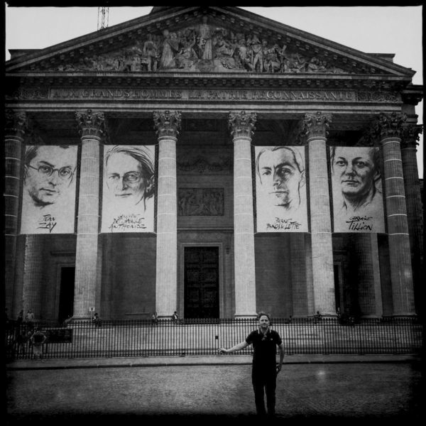 Autor Ralf Johnen vor dem Pantheon in Paris
