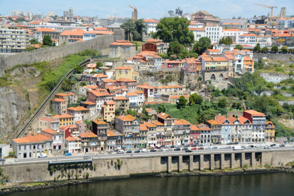 Blick auf das Viertel Guindais in Porto vom Kloster